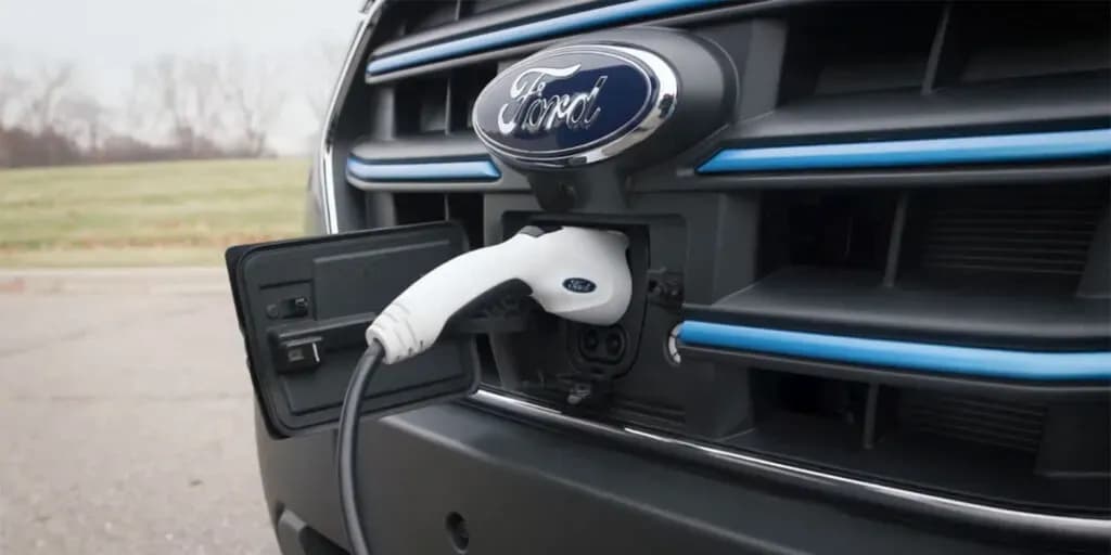 A Ford EV plugged into a cable. Un véhicule électrique Ford branché sur un câble. Ein an ein Kabel angeschlossenes Elektrofahrzeug von Ford. Um Ford EV ligado a um cabo. Un veicolo elettrico Ford collegato tramite cavo. Un vehículo eléctrico Ford conectado a un cable.