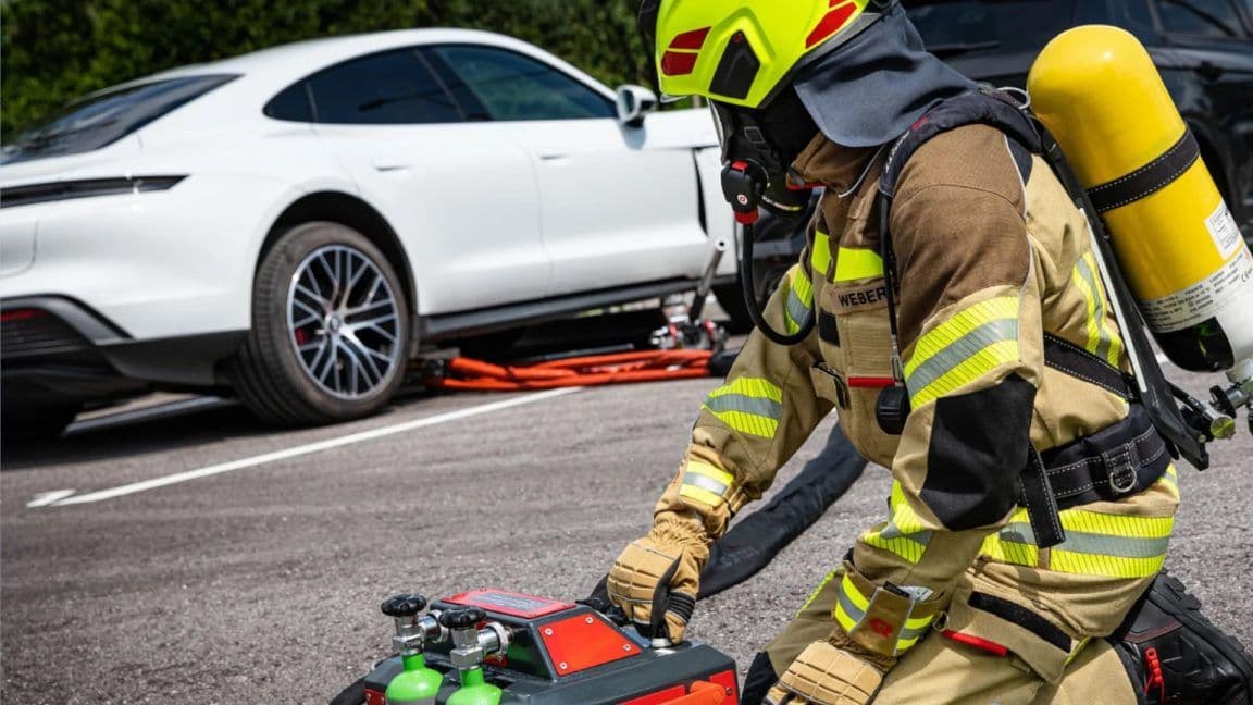 A fireman getting ready to defuse an EV fire. Ein Feuerwehrmann bereitet sich darauf vor, den Brand eines Elektrofahrzeugs zu löschen. Un bombero se prepara para desactivar un incendio en un vehículo eléctrico. Un pompiere si prepara a disinnescare un incendio in un veicolo elettrico. Um bombeiro que se prepara para apagar um incêndio num veículo elétrico. Un pompier se prépare à désamorcer un incendie de véhicule électrique.