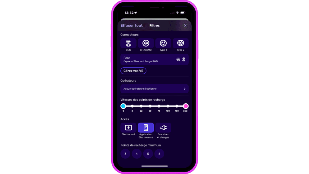 Smartphone affichant une interface d'application de borne de recharge avec des filtres pour les connecteurs, les opérateurs et les paramètres de vitesse de charge.