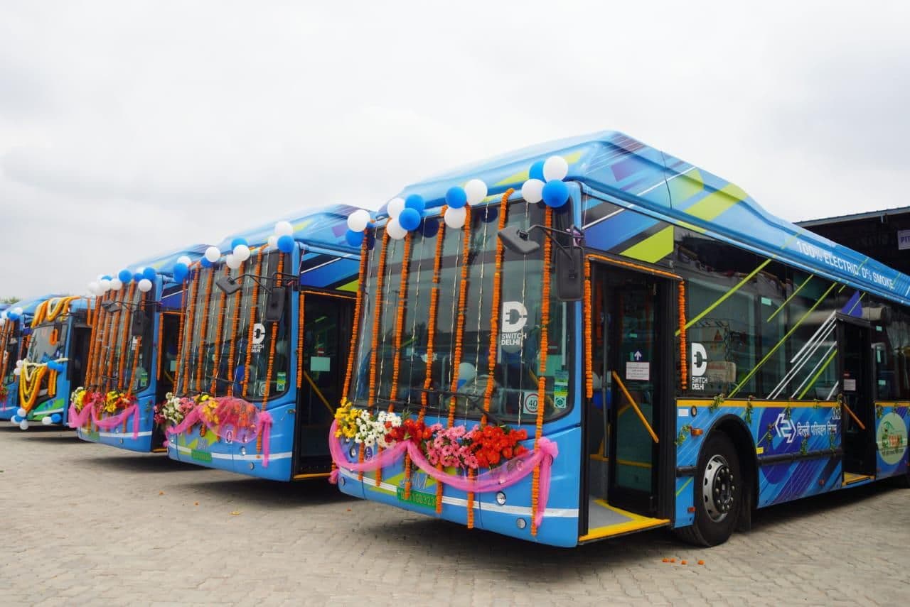 Delhi electric bus ready to go from their depot. Autobus elettrico di Delhi pronto a partire dal deposito