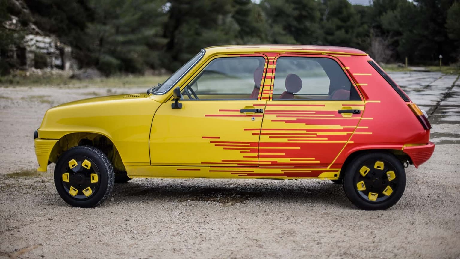 Red and yellow Renault 5 GTL converted into an EV. Renault 5 GTL rouge et jaune transformée en véhicule électrique. Roter und gelber Renault 5 GTL, zum Elektrofahrzeug umgebaut. Renault 5 GTL vermelho e amarelo convertido num EV. Renault 5 GTL rossa e gialla trasformata in un veicolo elettrico. Renault 5 GTL roja y amarilla convertida en un EV.