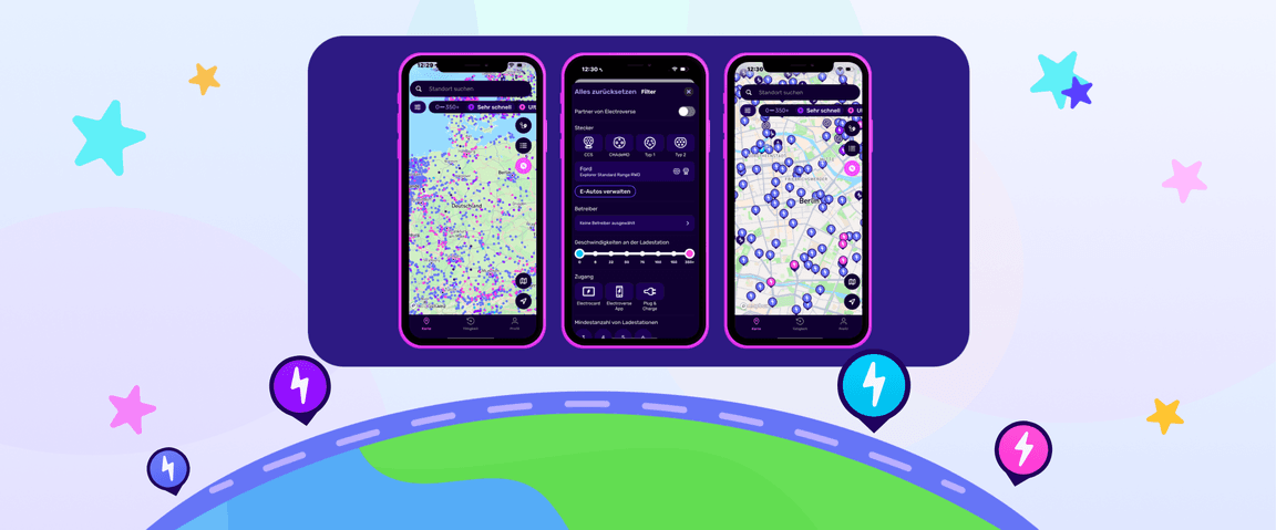 Drei Smartphones zeigen farbenfrohe Electroverse-Karten und Einstellungsbildschirme an, umgeben von Sternen und Standortsymbolen auf einem stilisierten Straßen- und Globushintergrund.