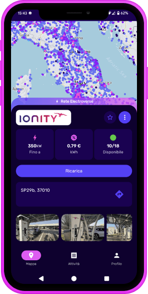 Smartphone che mostra un'app per la ricarica dei veicoli elettrici con mappa, stato di ricarica, dettagli sulla posizione e informazioni sui prezzi.