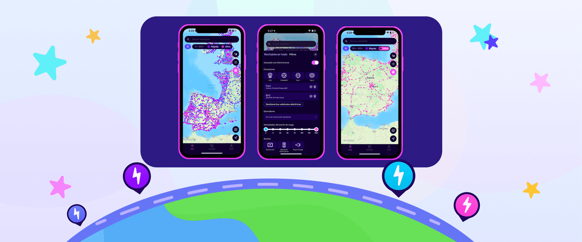 Tres teléfonos inteligentes muestran una aplicación de navegación con mapas y ajustes. El fondo muestra estrellas y una carretera con iconos de carga.