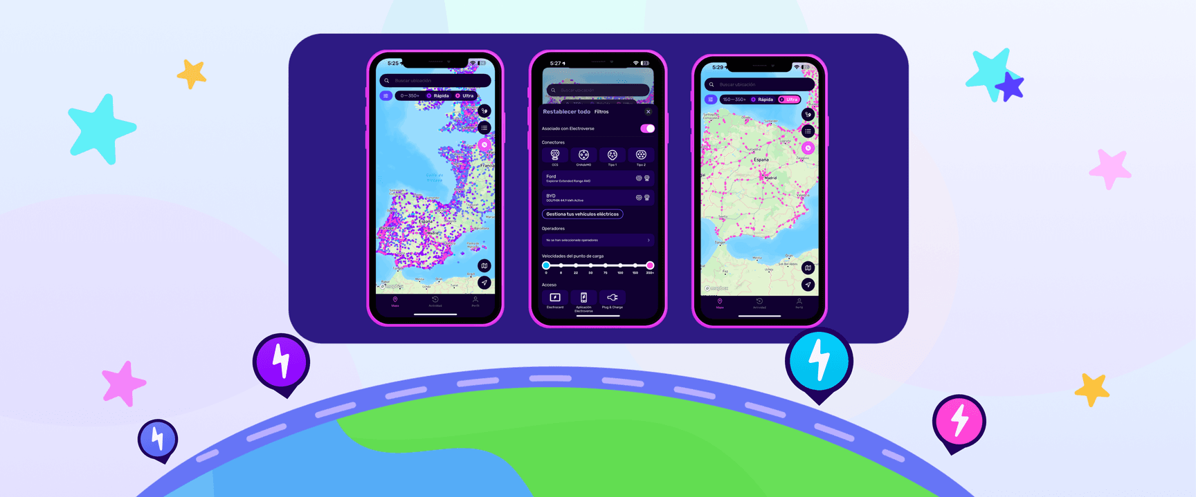 Tres teléfonos inteligentes muestran una aplicación de navegación con mapas y ajustes. El fondo muestra estrellas y una carretera con iconos de carga.