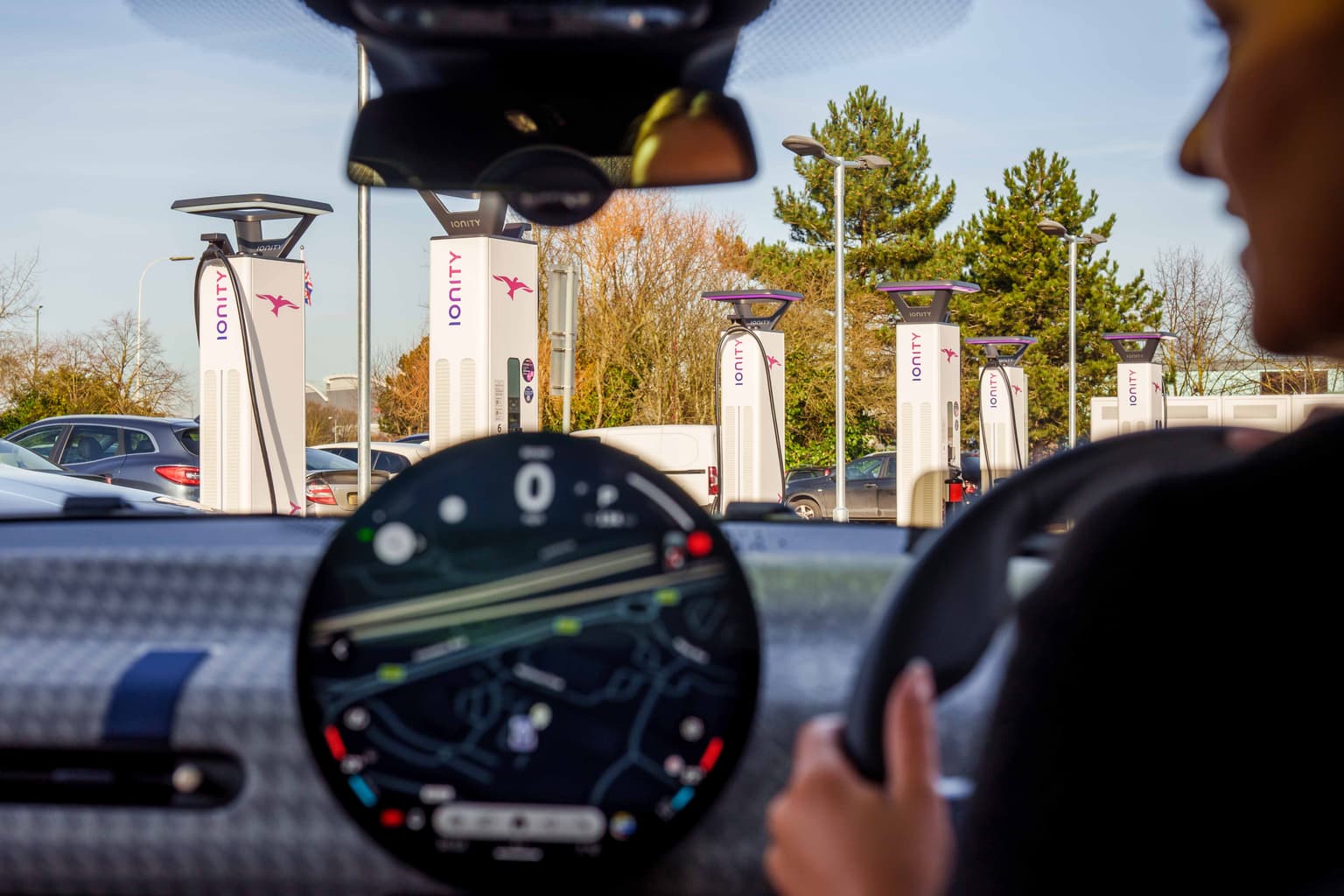 IONITY charging station from inside of EV. Stazione di ricarica IONITY dall'interno del veicolo elettrico. Estacao de carregamento IONITY vista a partir do interior do EV. Estacion de carga IONITY desde el interior del EV. IONITYLadestation aus dem Inneren des Elektrofahrzeugs. Station de recharge IONITY vue de l'interieur du vehicule electrique.