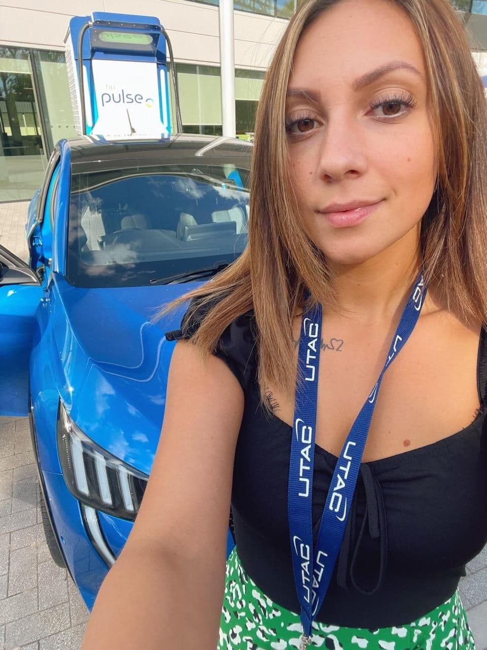 Angela Muresan with Peugeot E208 in blue. Angela Muresan com Peugeot E208 em azul. Angela Muresan con la Peugeot E208 blu. Angela Muresan con Peugeot E208 en azul. Angela Muresan avec Peugeot E208 en bleu. Angela Muresan mit Peugeot E208 in Blau.