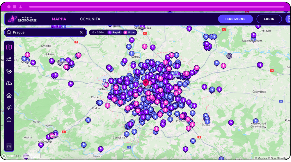 Mappa delle stazioni di ricarica per veicoli elettrici che mostra numerosi indicatori di posizione viola e rosa intorno a Praga, che indicano vari punti di interesse o servizi.