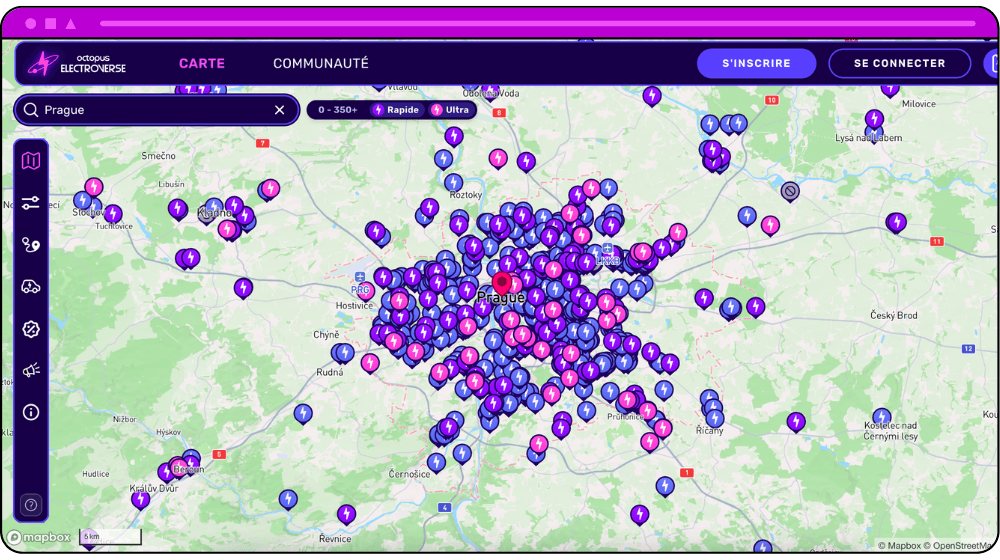 Carte de Prague avec de nombreux marqueurs de localisation violets et roses indiquant divers points d'intérêt, entourés d'un paysage verdoyant.