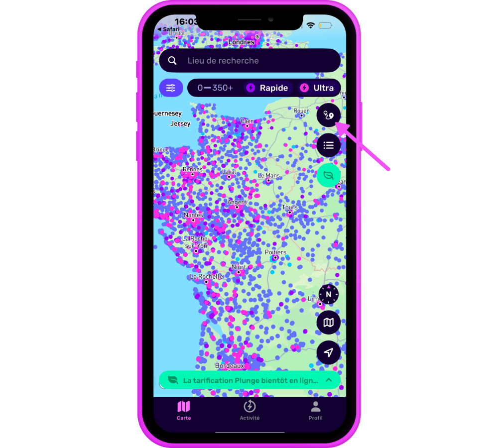 Smartphone affichant une carte dans l'application Electroverse avec de nombreux points roses et violets, une barre de recherche et des icônes de navigation. Une flèche violette pointe vers une icône de partage.