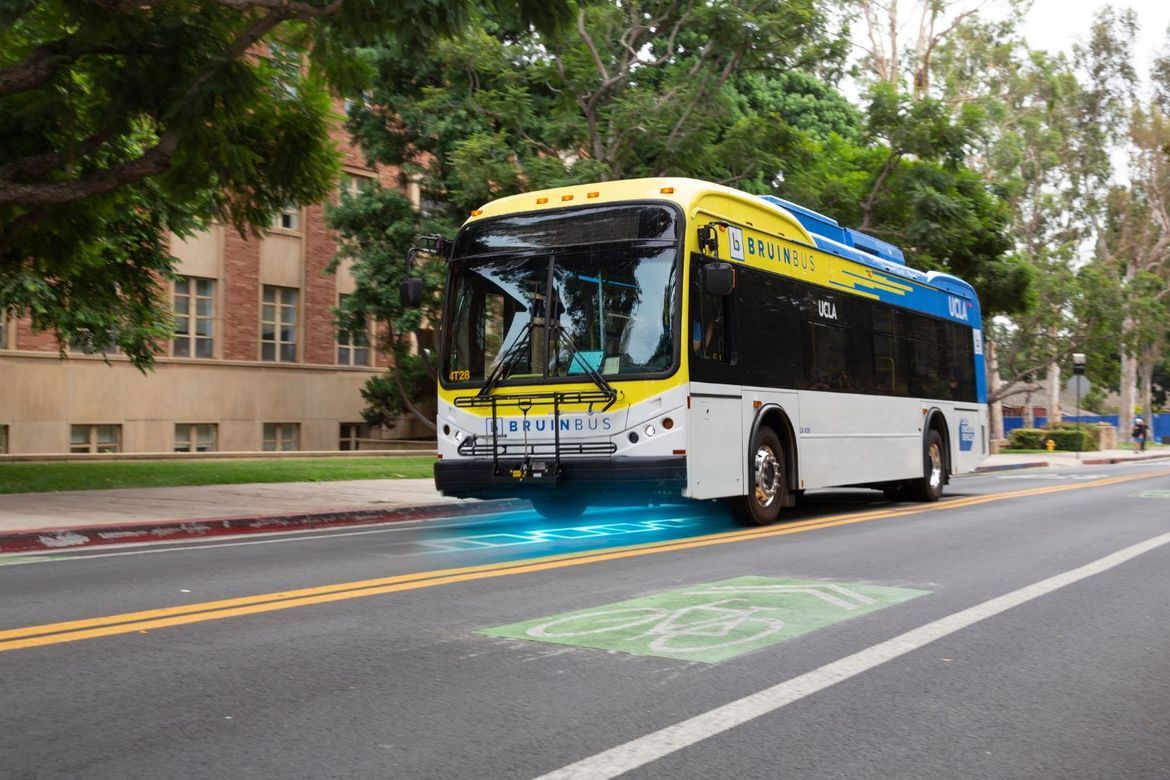 un autobus elettrico nel campus dell'UCLA in ricarica wireless lungo la strada