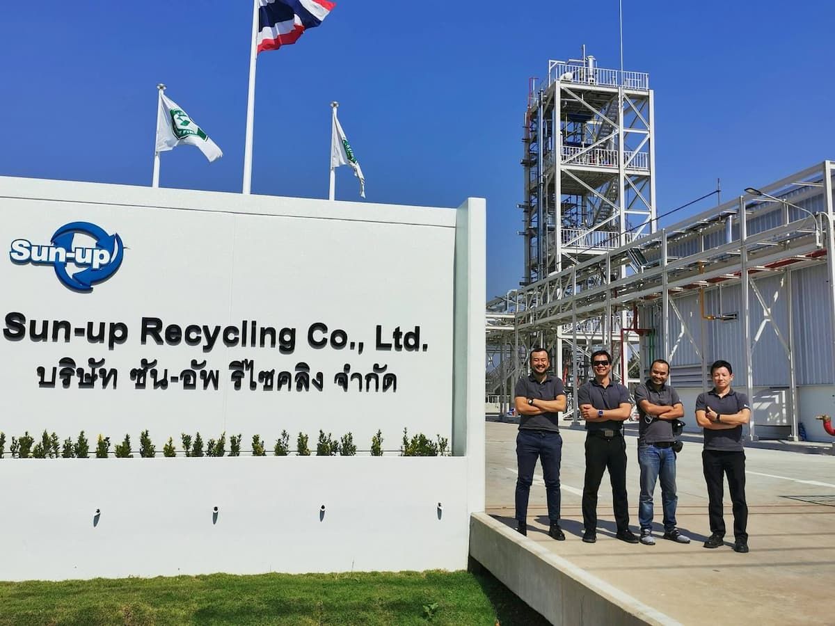 L'esterno di una fabbrica di riciclaggio di veicoli elettrici chiamata Sun-up Recycling Co.