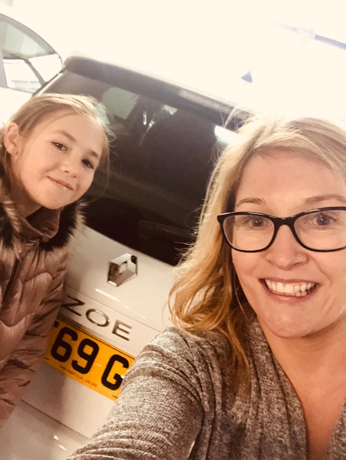 Amanda Armitage with her daughter and her ZOE EV. Amanda Armitage avec sa fille et sa ZOE EV. Amanda Armitage mit ihrer Tochter und ihrem ZOE EV. Amanda Armitage com a sua filha e o seu ZOE EV. Amanda Armitage con su hija y su ZOE EV. Amanda Armitage con la figlia e la sua ZOE EV.