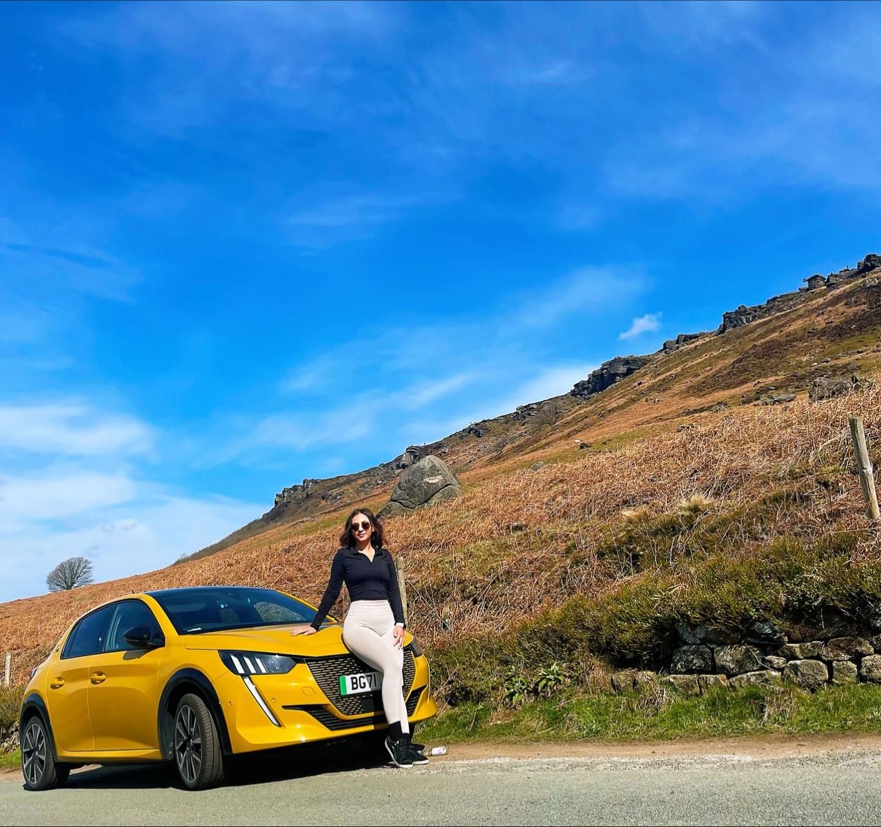 Angela Muresan sat on yellow EV. Angela Muresan était assise sur un véhicule électrique jaune. Angela Muresan saß auf dem gelben EV. Angela Muresan estava sentada no EV amarelo. Angela Muresan era seduta sul seggiolino auto giallo. Angela Muresan se sentó en el EV amarillo.