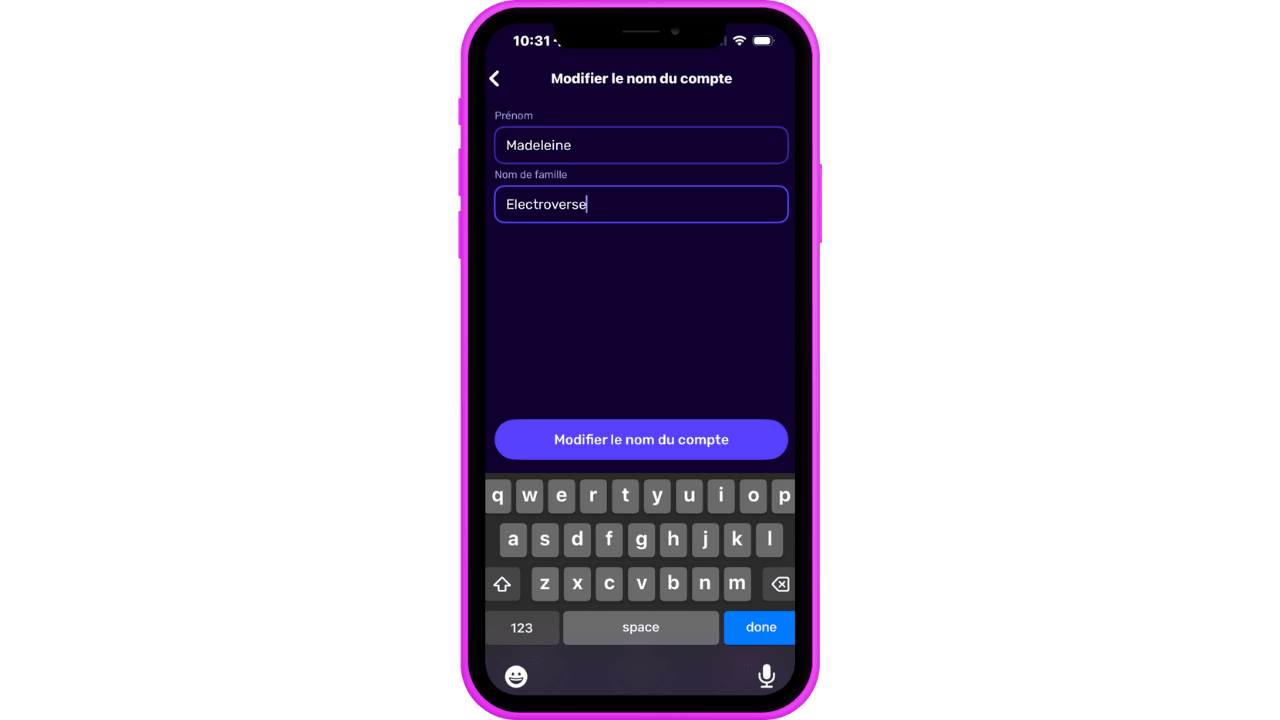 Écran de smartphone affichant une interface de changement de nom de compte en français avec des champs de texte et un clavier.