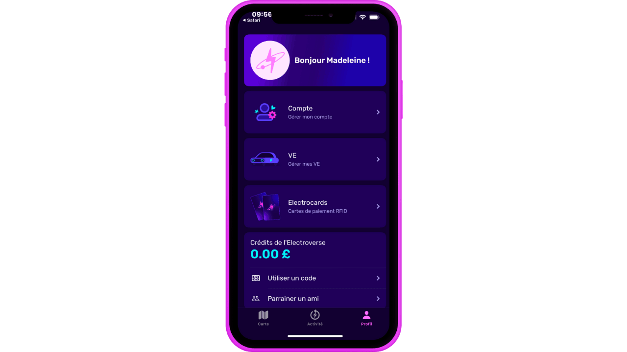 Smartphone affichant une interface d'application sur le thème violet en français, montrant les détails du compte, la gestion du véhicule et les options de paiement.