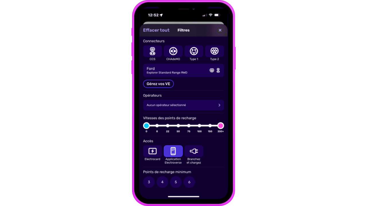 Smartphone affichant une interface d'application de borne de recharge avec des filtres pour les connecteurs, les opérateurs et les paramètres de vitesse de charge.