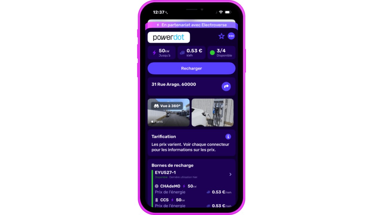 Smartphone affichant une interface d'application de recharge avec l'emplacement, les prix et les détails de la station de recharge sur un écran à thème violet.