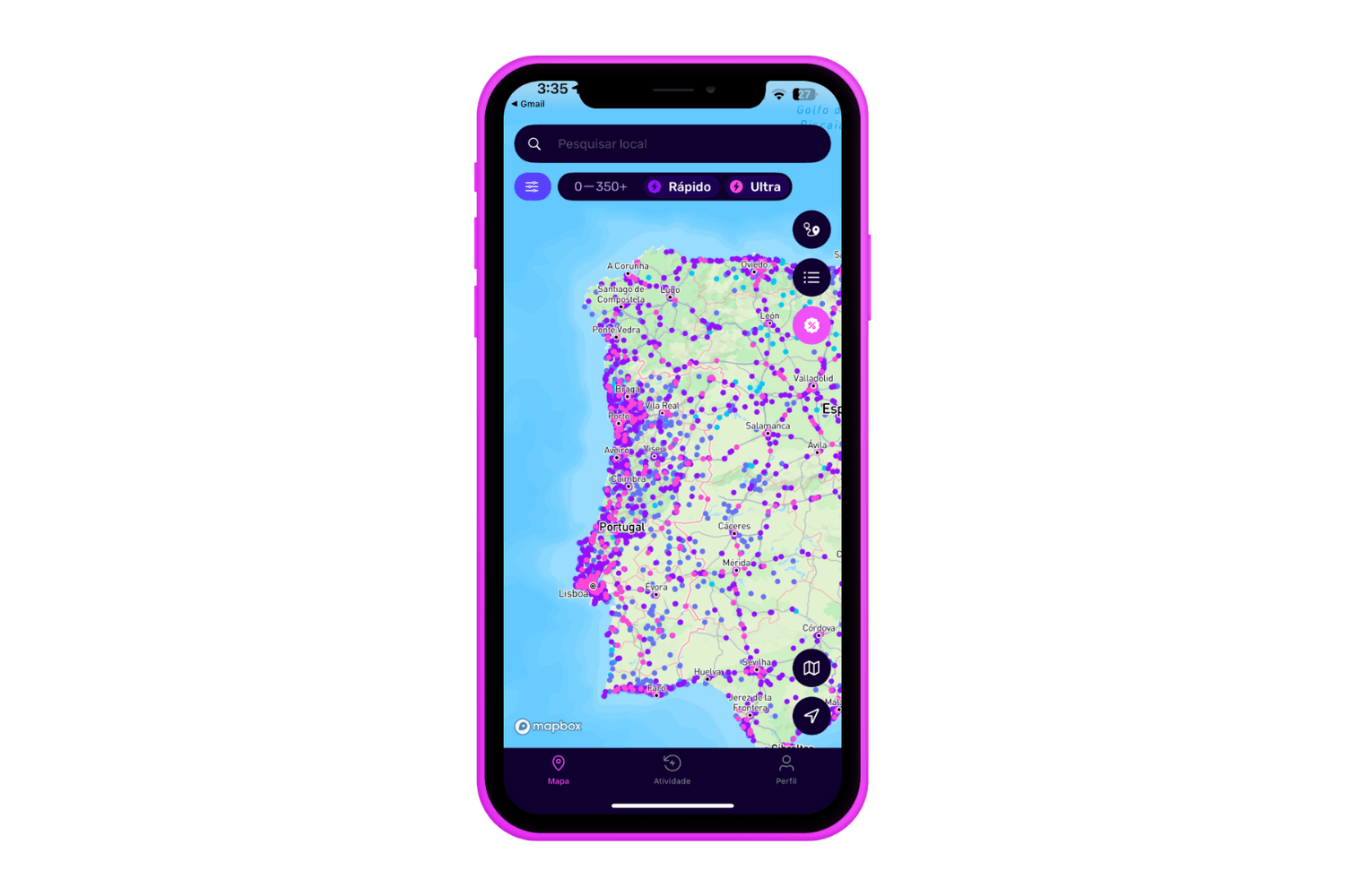 Smartphone exibindo um mapa colorido de Portugal com vários marcadores de localização, com foco nos dados de conectividade de rede.