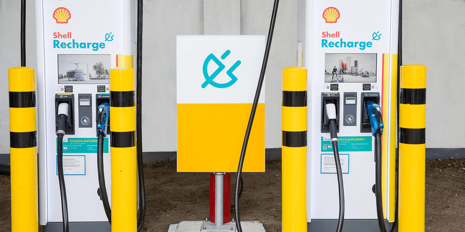 Ladestationen für Elektrofahrzeuge von Shell Recharge mit gelb und schwarz gestreiften Pollern davor.