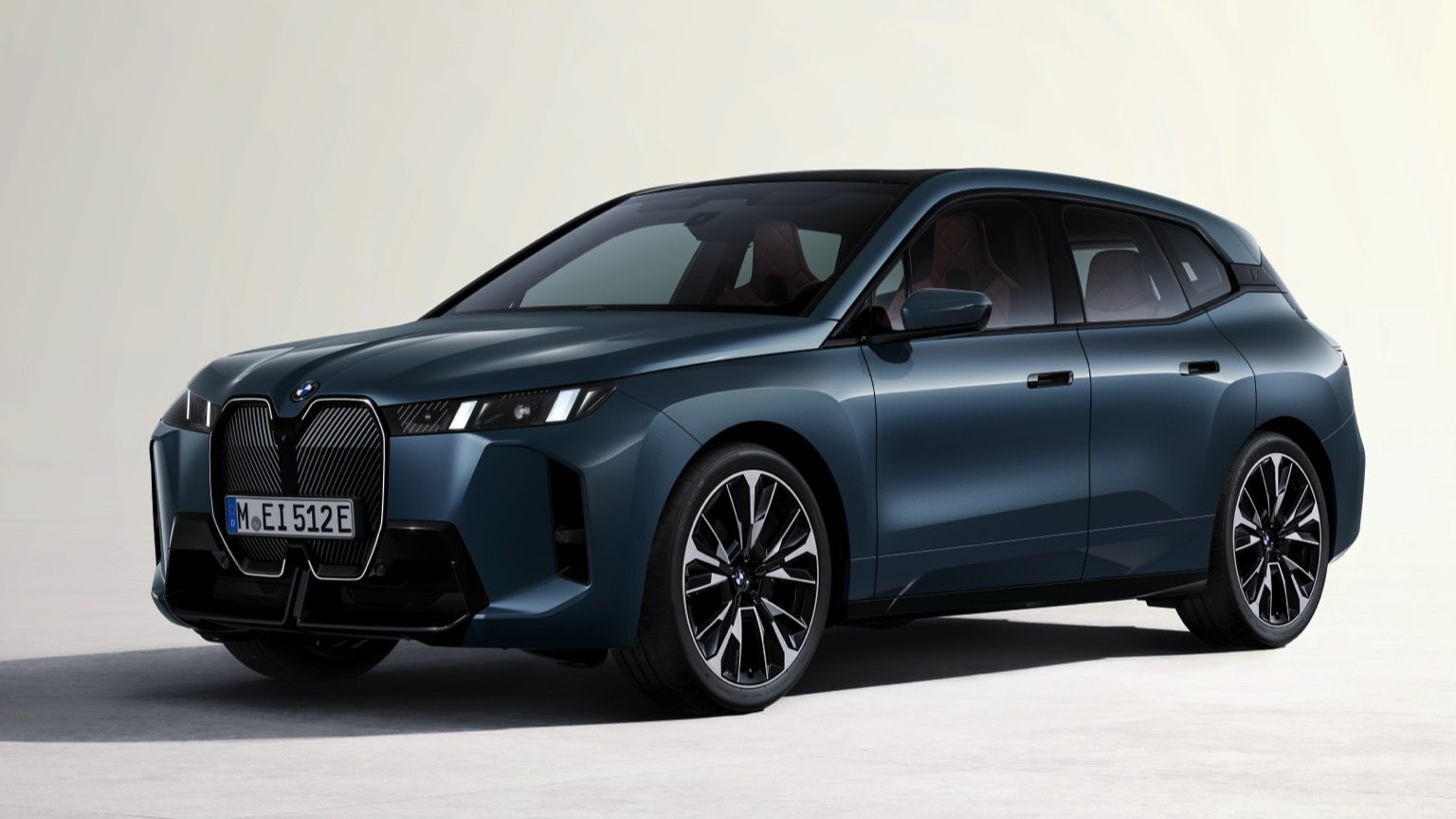Carro preto numa plataforma branca e fundo branco