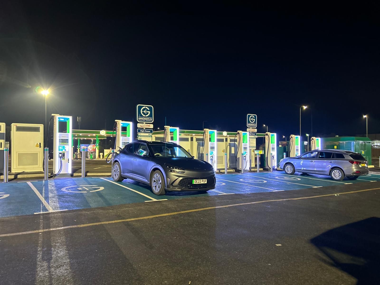 Genesis EV sat at charging point. La Genesis EV era ferma presso un punto di ricarica. Genesis EV se encuentra en el punto de carga. O Genesis EV estava no ponto de carregamento. Genesis EV stand an der Ladestation. Genesis EV stationné au point de charge.