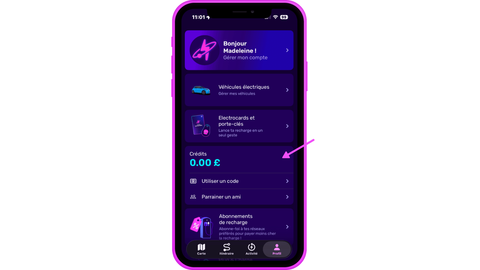 Écran de smartphone affichant une interface d'application violette avec des options pour gérer les véhicules électriques et les crédits, ainsi que pour utiliser un code de crédit de recharge.