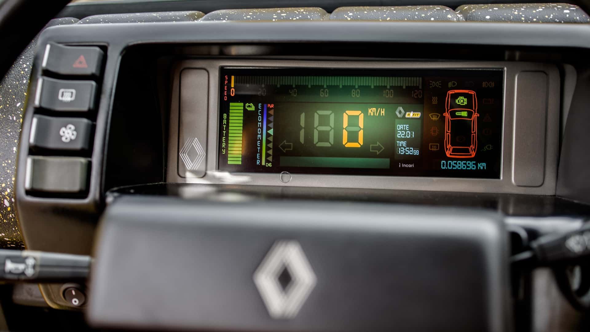Cruscotto di una Renault 5 trasformata in veicolo elettrico.