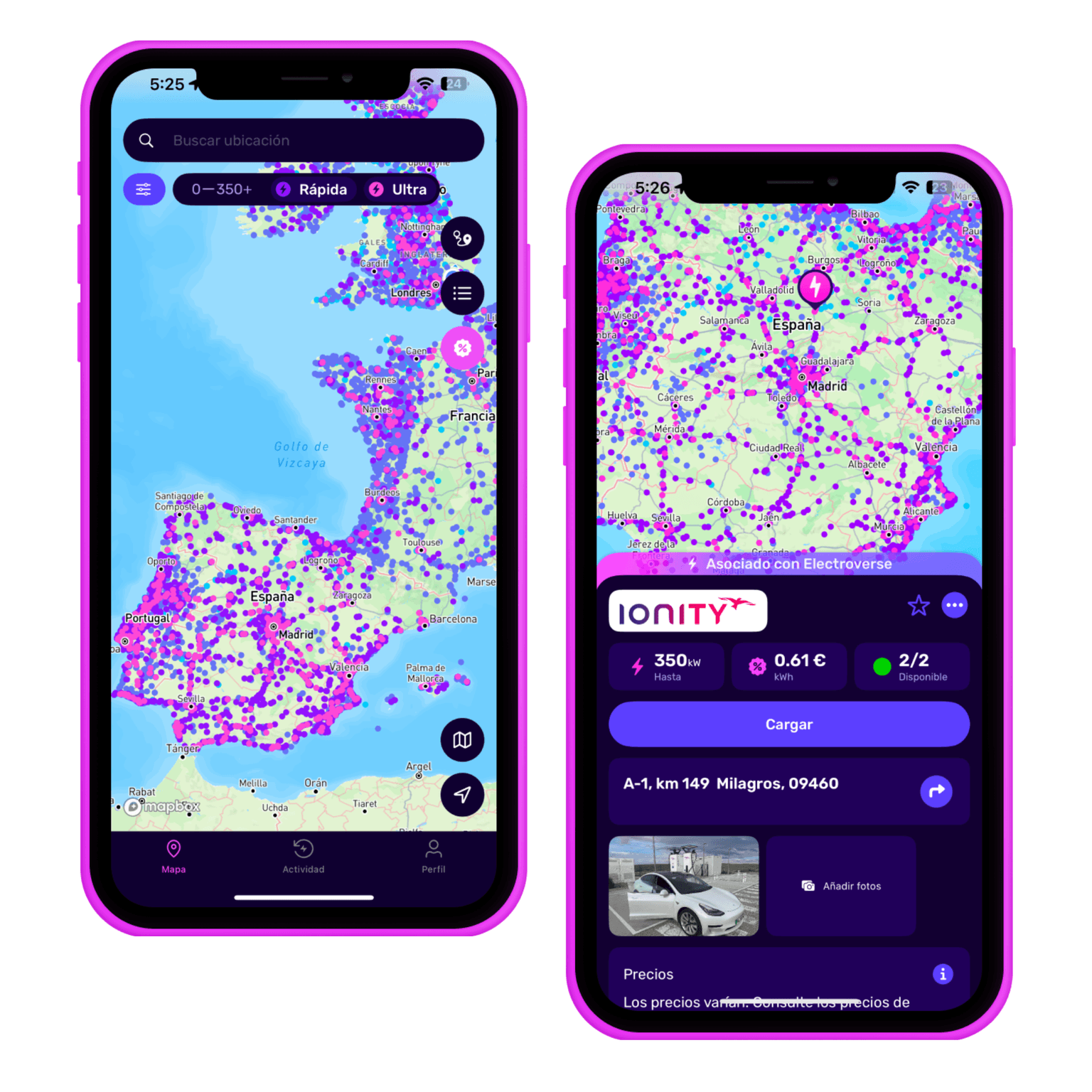 Dos pantallas de teléfonos inteligentes muestran un mapa de España con estaciones de recarga para vehículos eléctricos. La interfaz de la aplicación muestra las opciones de recarga y los precios.