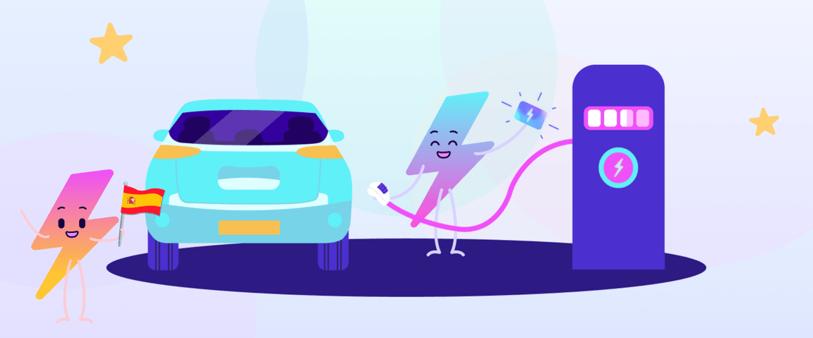Personajes de dibujos animados cargando un coche eléctrico en una gasolinera. Uno sostiene una bandera española, otro conecta un enchufe. Estrellas decoran el fondo.