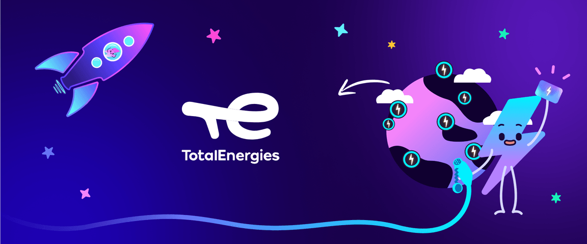 Logo TotalEnergies à côté d'une fusée rose et violette et de la mascotte Electroverse, un éclair avec un visage tenant un câble de recharge pour véhicule électrique et une Electrocard, entouré d'étoiles roses et bleues sur un fond violet et bleu.