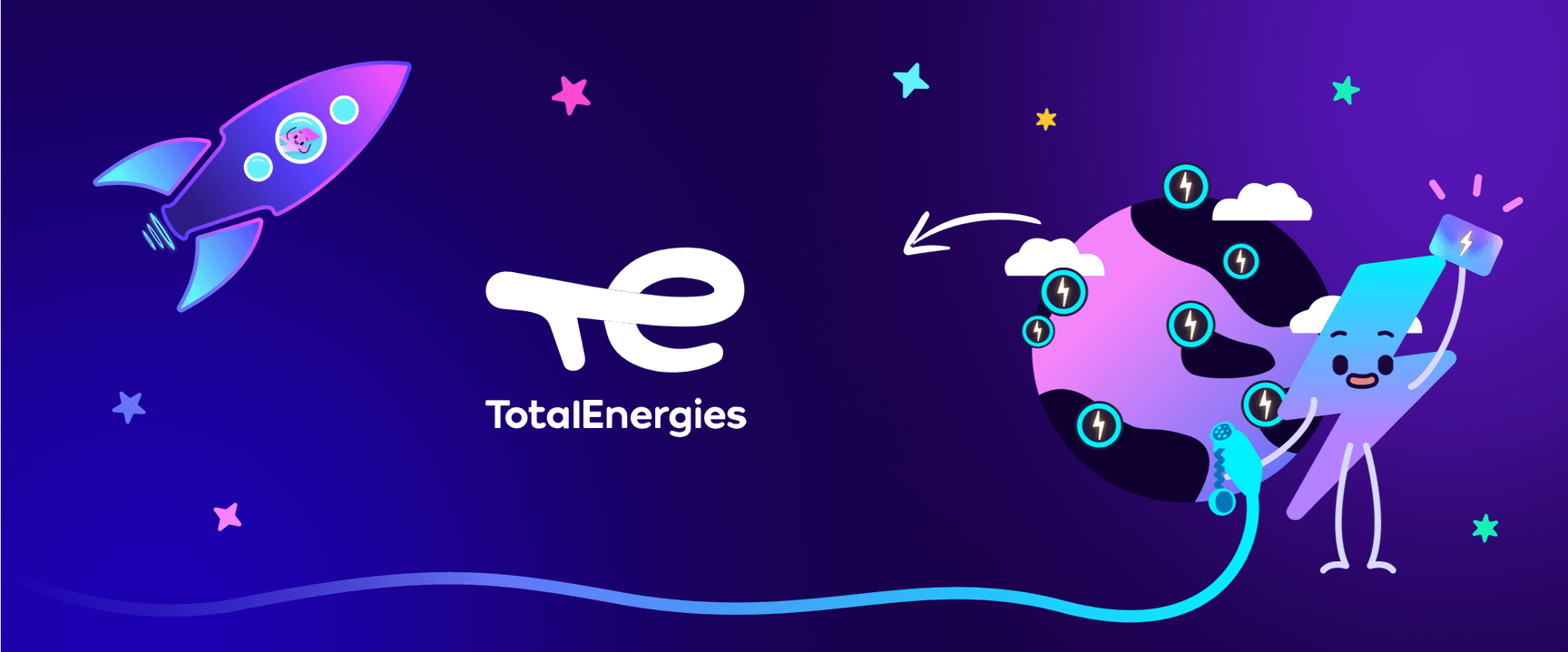 Logo TotalEnergies à côté d'une fusée rose et violette et de la mascotte Electroverse, un éclair avec un visage tenant un câble de recharge pour véhicule électrique et une Electrocard, entouré d'étoiles roses et bleues sur un fond violet et bleu.