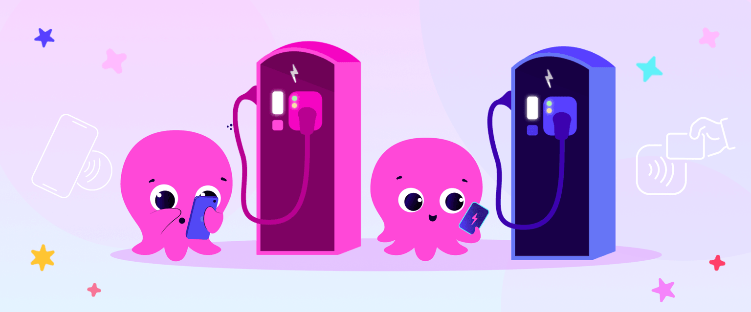 Simpatici personaggi a forma di polpo che utilizzano stazioni di ricarica per auto elettriche rosa e blu, con stelle e simboli di pagamento contactless sullo sfondo.