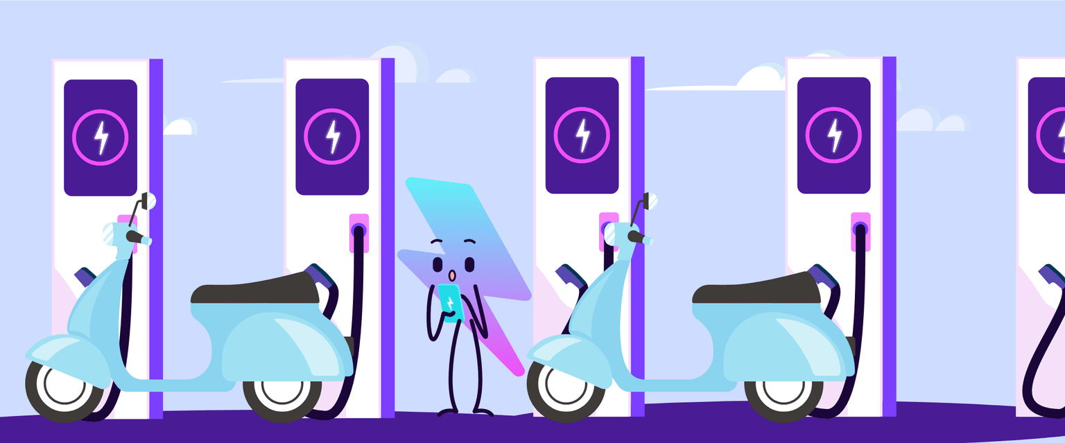 Illustrazione di un personaggio con due scooter elettrici blu presso le stazioni di ricarica, con icone a forma di fulmine viola.