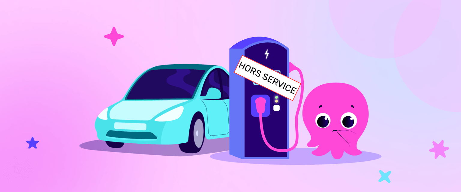 Une pieuvre rose triste gît à côté d'une borne de recharge pour voitures électriques hors service, avec une voiture bleue en arrière-plan.