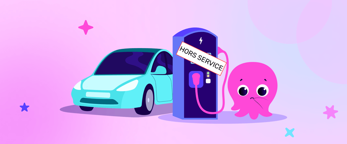 Une pieuvre rose triste gît à côté d'une borne de recharge pour voitures électriques hors service, avec une voiture bleue en arrière-plan.