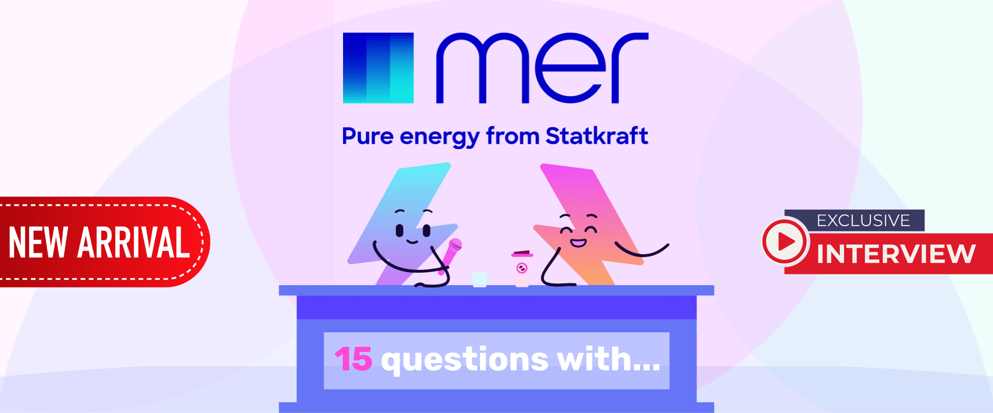 Electroverse mascots having an interview in front of the Mer charging logo. Electroverse-Maskottchen geben ein Interview vor dem Mer-Ladelogo. Le mascotte di Electroverse vengono intervistate davanti al logo di ricarica Mer. Mascotas de Electroverse en una entrevista frente al logotipo de carga de Mer. Les mascottes d'Electroverse en interview devant le logo de chargement de Mer.