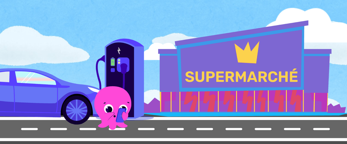 Poulpe de dessin animé à côté d'une borne de recharge pour voiture électrique à l'extérieur d'un supermarché avec un logo en forme de couronne, sous un ciel ensoleillé.
