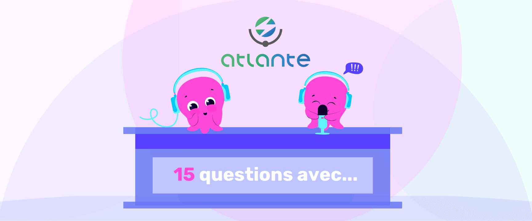 Deux personnages de dessin animé roses, équipés d'écouteurs, sont assis à une table sur laquelle on peut lire « 15 questions avec... ». Le logo Atlante figure au-dessus d'eux.