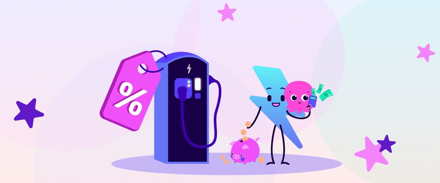 Desenho animado de um símbolo de energia sorridente segurando dinheiro e um cofrinho perto de uma estação de carregamento com uma etiqueta de desconto. Estrelas ao fundo.