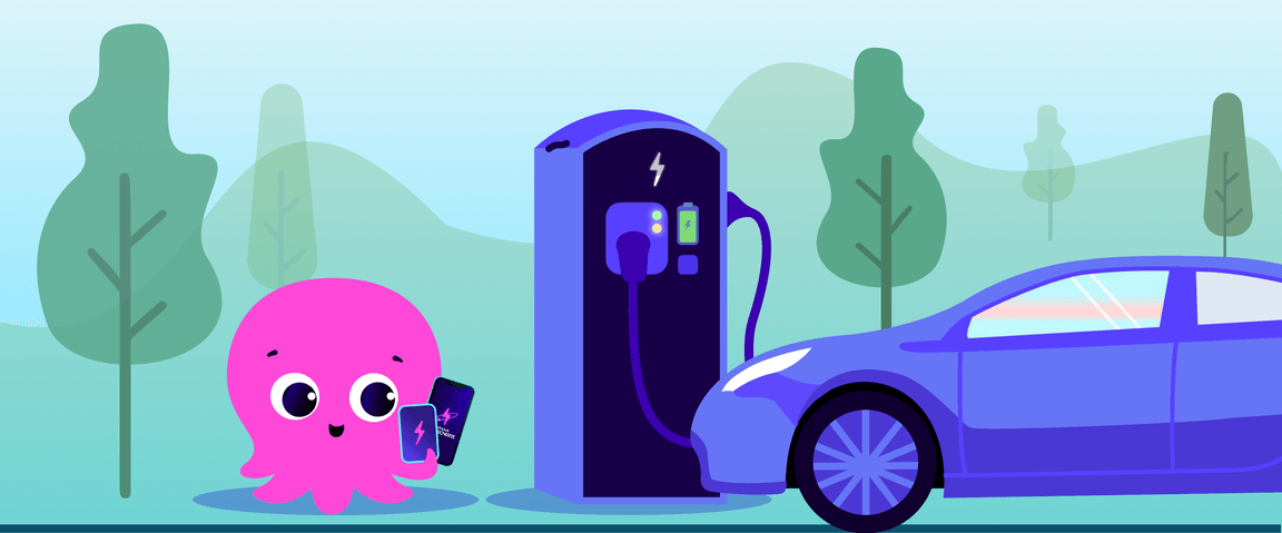 Un grazioso polpo rosa, che tiene in mano uno smartphone e una tessera di ricarica, si trova accanto a un'auto elettrica in carica presso una colonnina, con degli alberi sullo sfondo.