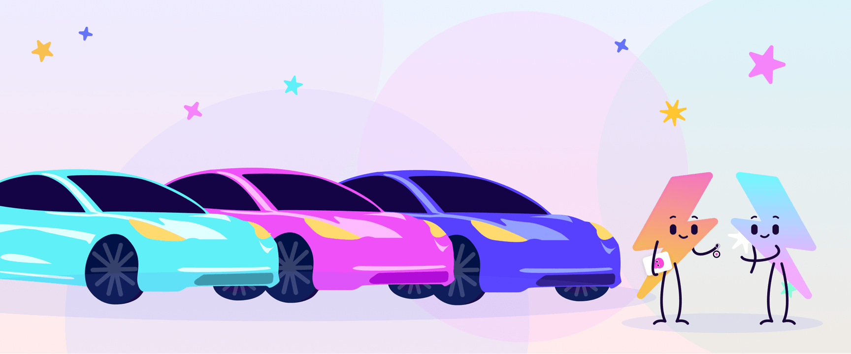 Quattro colorate auto elettriche disposte in fila; due personaggi dei cartoni animati con teste geometriche interagiscono nelle vicinanze, su uno sfondo pastello decorato con stelle.