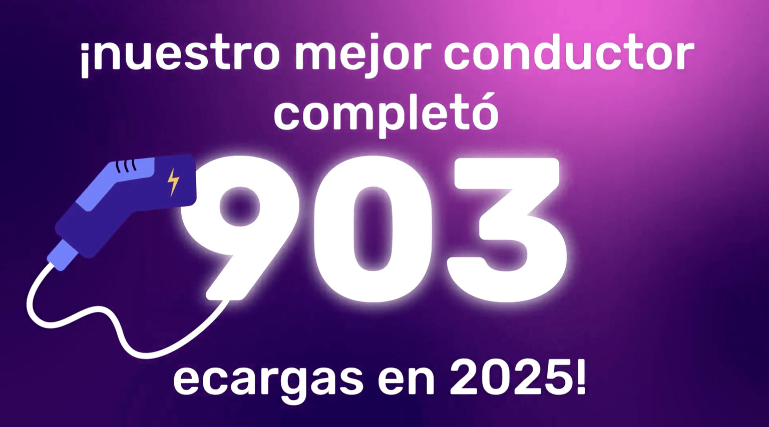 Fondo morado con el texto «¡Nuestro mejor conductor completó 903 recargas en 2025!» y una ilustración de un enchufe de recarga.