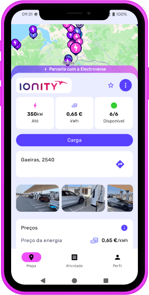 Smartphone exibindo o aplicativo Electroverse para veículos elétricos com um mapa, detalhes sobre estações de carregamento e informações sobre preços.