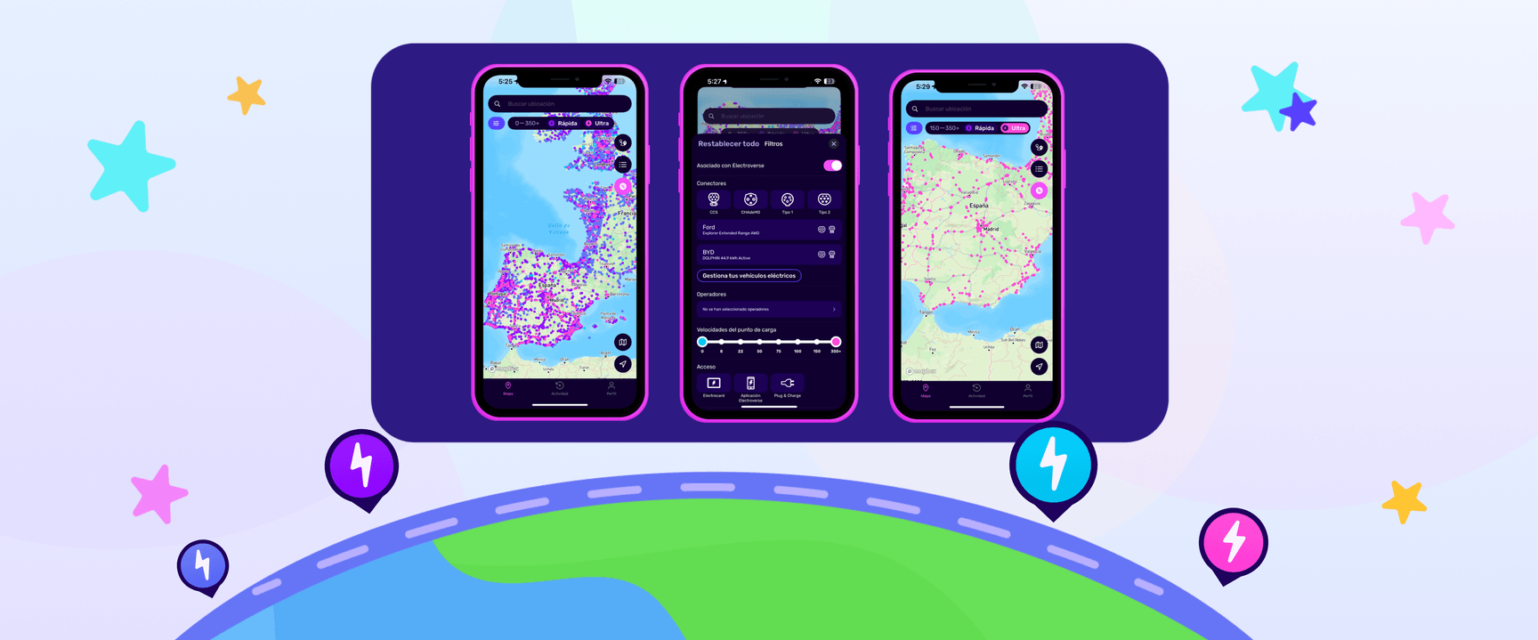Tres teléfonos inteligentes muestran una aplicación de navegación con mapas y ajustes. El fondo muestra estrellas y una carretera con iconos de carga.