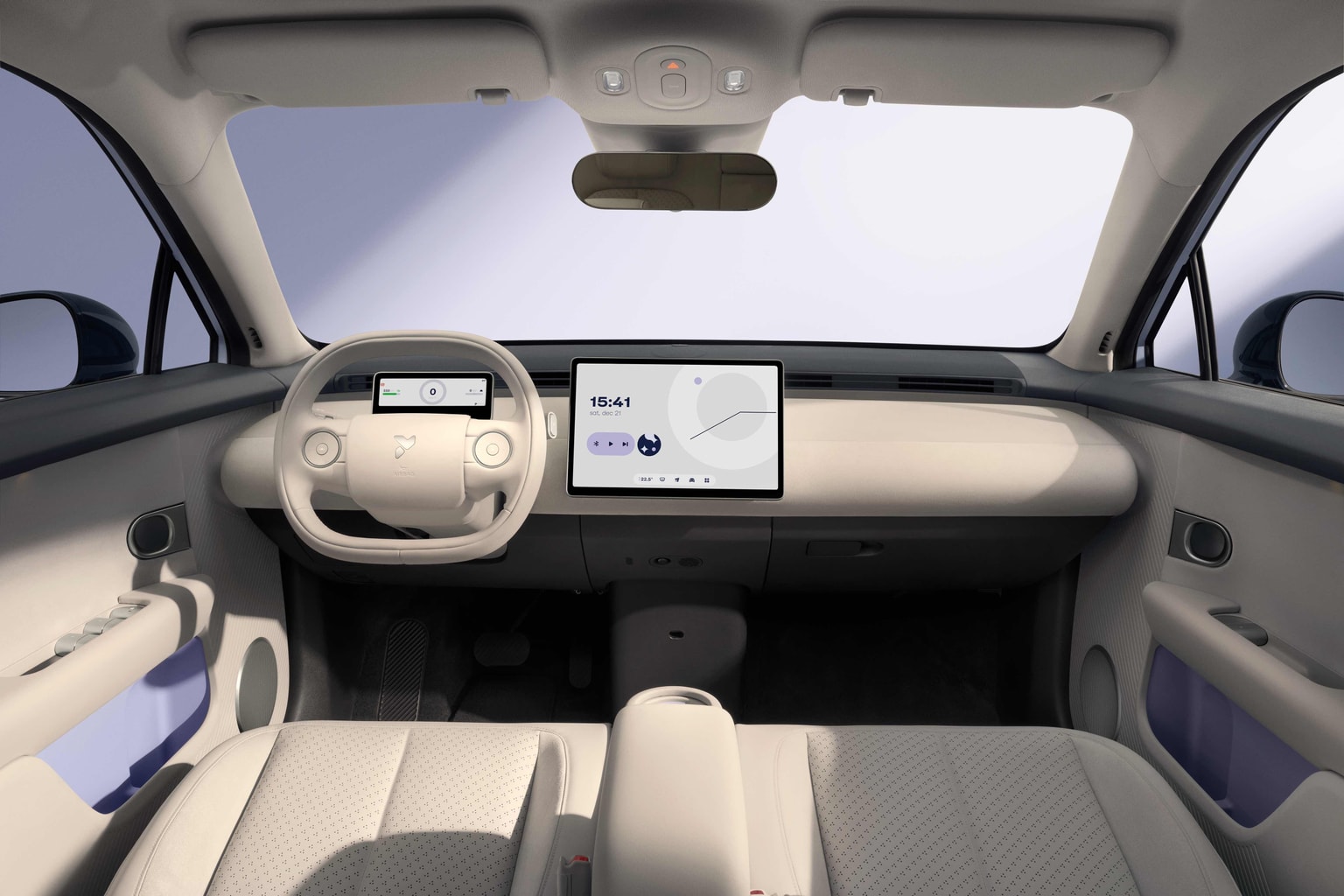 Interni minimalisti con ampio touchscreen centrale, cruscotto digitale, rivestimenti chiari ed elementi di design moderno.