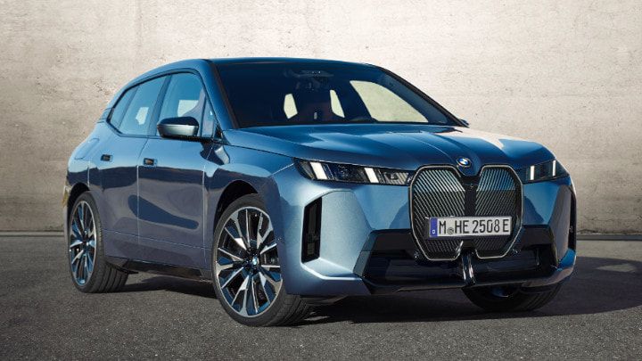 Un'auto elettrica BMW iX blu
