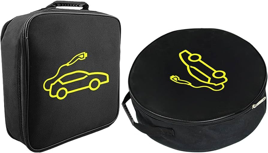 Due borse nere con il simbolo di un'auto elettrica gialla e di un cavo di ricarica; una è rettangolare con un manico, l'altra è rotonda con una cerniera.
