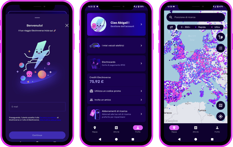 Tre schermi di smartphone che mostrano l'interfaccia di un'app per veicoli elettrici con una schermata di benvenuto, il pannello di controllo dell'utente e una mappa che mostra le stazioni di ricarica.
