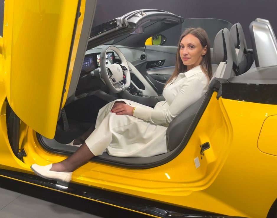 Angela Muresan in yellow sports car. Angela Muresan im gelben Sportwagen. Angela Muresan dans une voiture de sport jaune. Angela Muresan en un coche deportivo amarillo. Angela Muresan in auto sportiva gialla. Angela Muresan num carro desportivo amarelo.